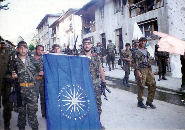 Ιούλιος 1995. Ελληνες εθελοντές, ο ένας τουλάχιστον απ’ αυτούς χρυσαυγίτης (αριστερά), ποζάρουν ως εθνικόφρονες «Ράμπο» στην κατειλημμένη Σρεμπρένιτσα 